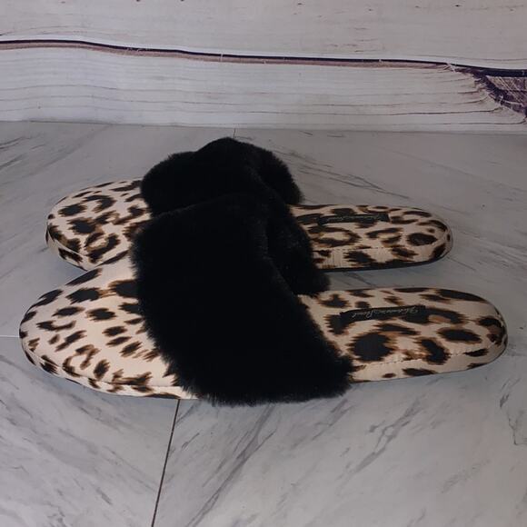 Victoria's Secret Leopard Fuzzy Slippers Size Medium - Picture 4 of 11